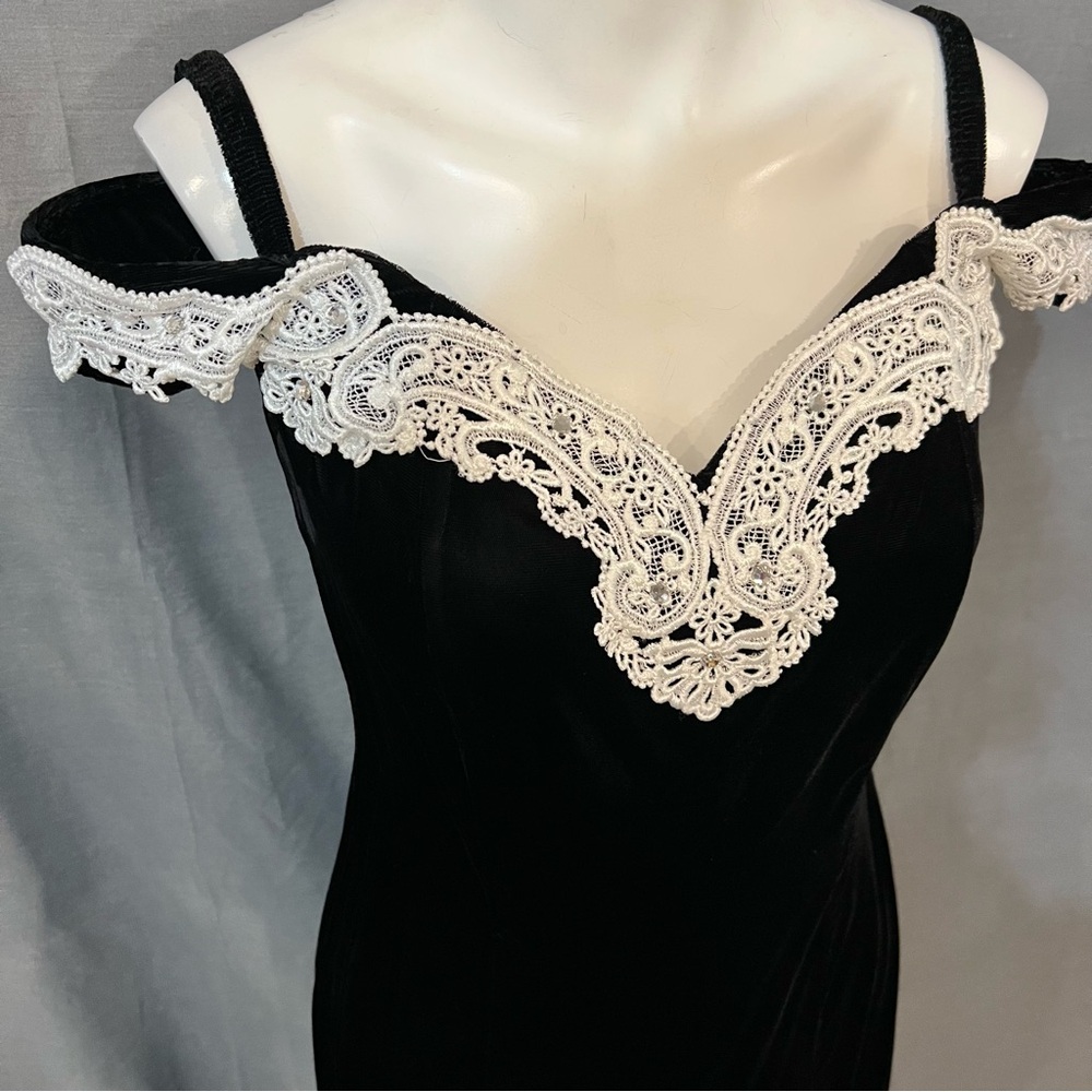 Elegant Black Off-Shoulder Dress with Lace Detail - Picture 2 of 8